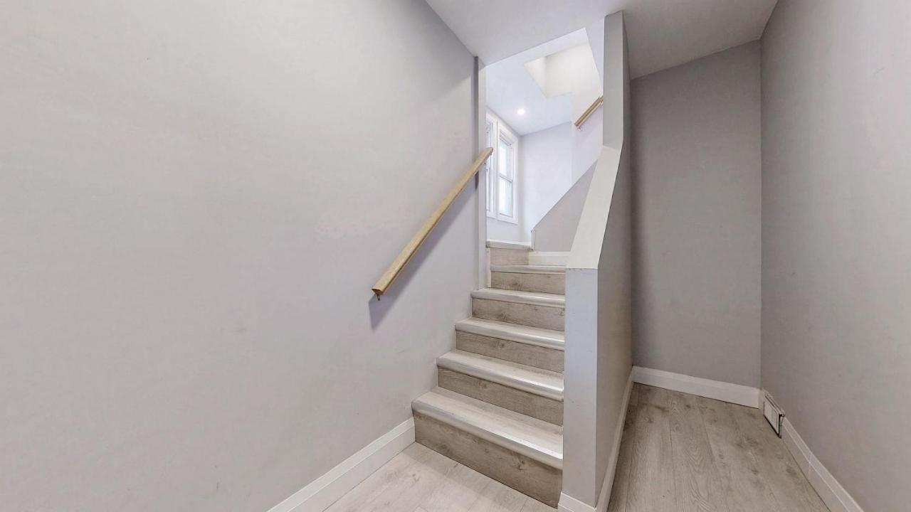 Three Bedroom In Hamilton Exterior photo